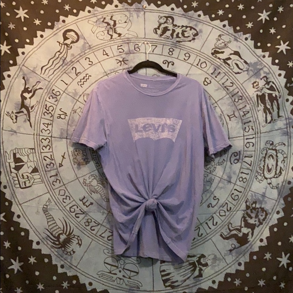 Levi’s blue T-shirt